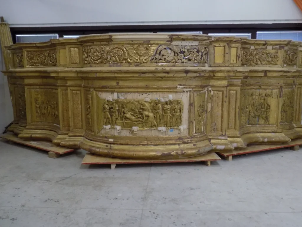 cassa organo durante lavorazione